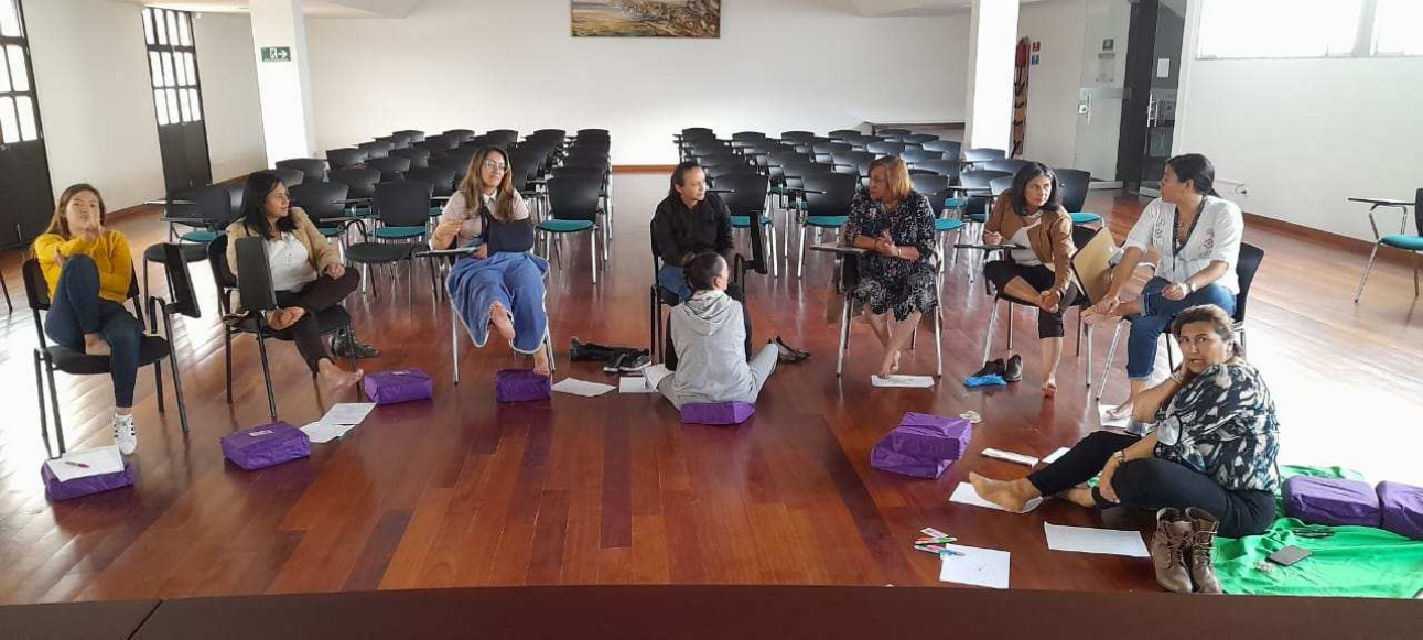 Círculo de meditación con mujeres