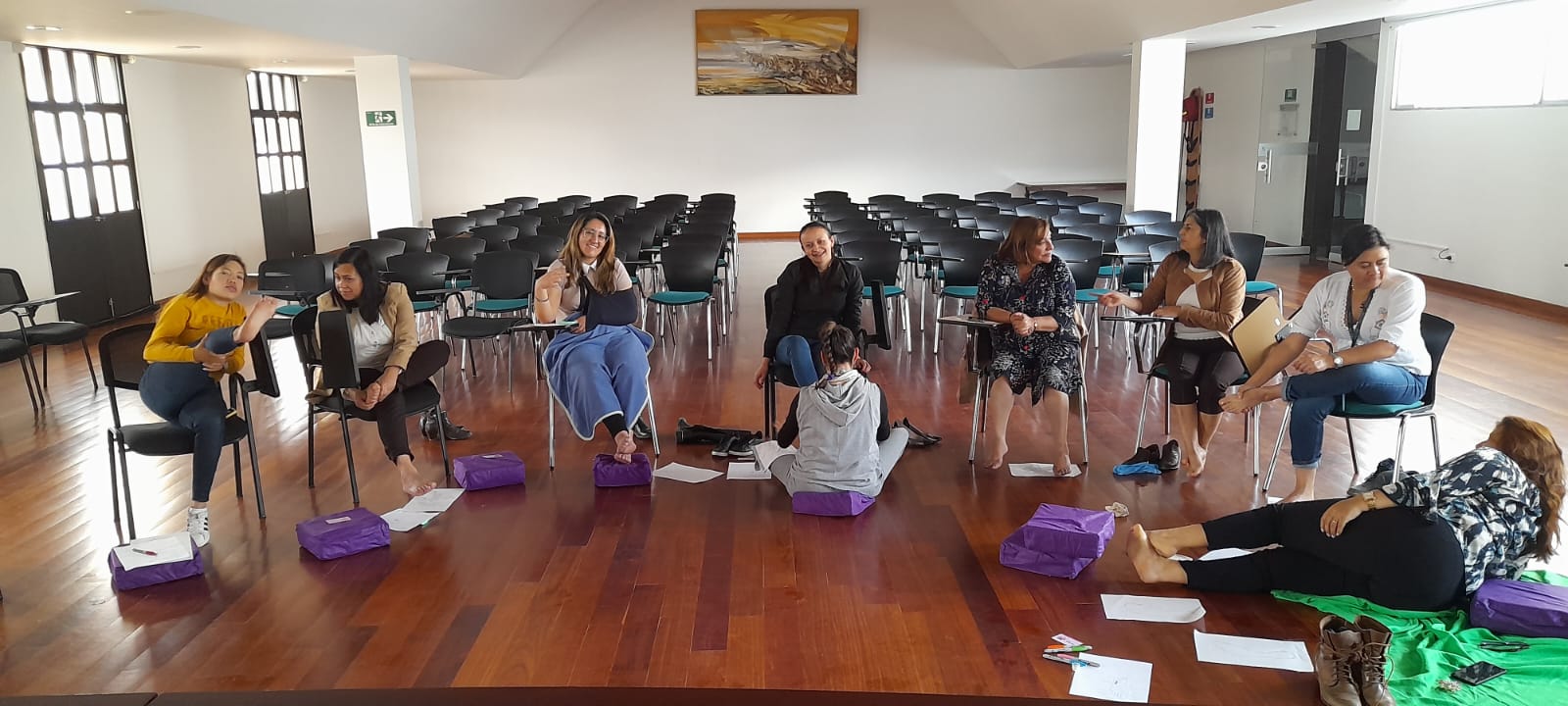 Sesión grupal de yoga femenino con mujeres