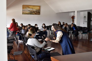 Sesión de yoga corporativo guiada por Nata para equipo de empresa