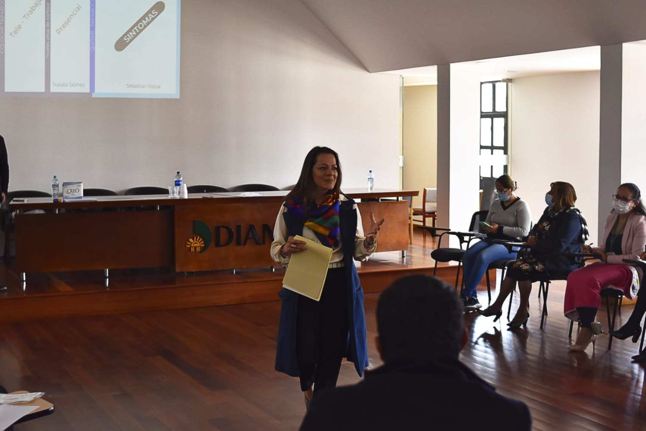 Natalia Gómez Mora, instructora de yoga, en taller institucional para la DIAN en Tunja