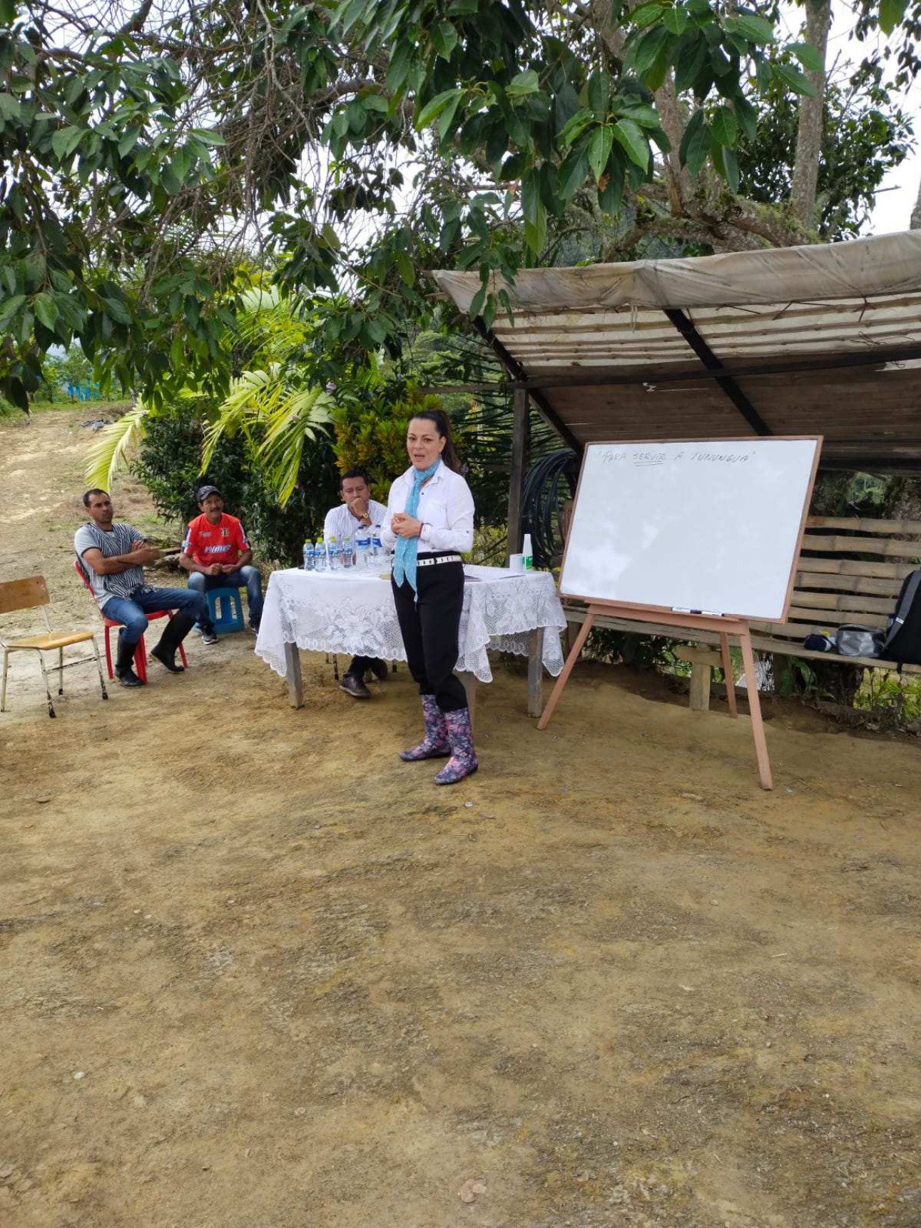 Nata guiando un taller de yoga al aire libre en zona rural de Boyacá