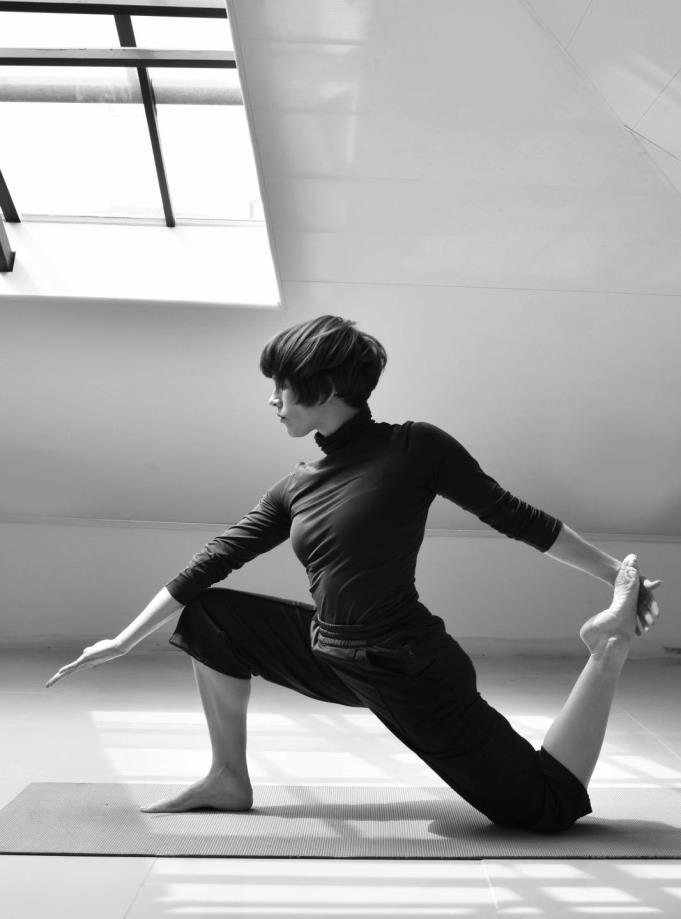 Natalia practicando yoga consciente al amanecer